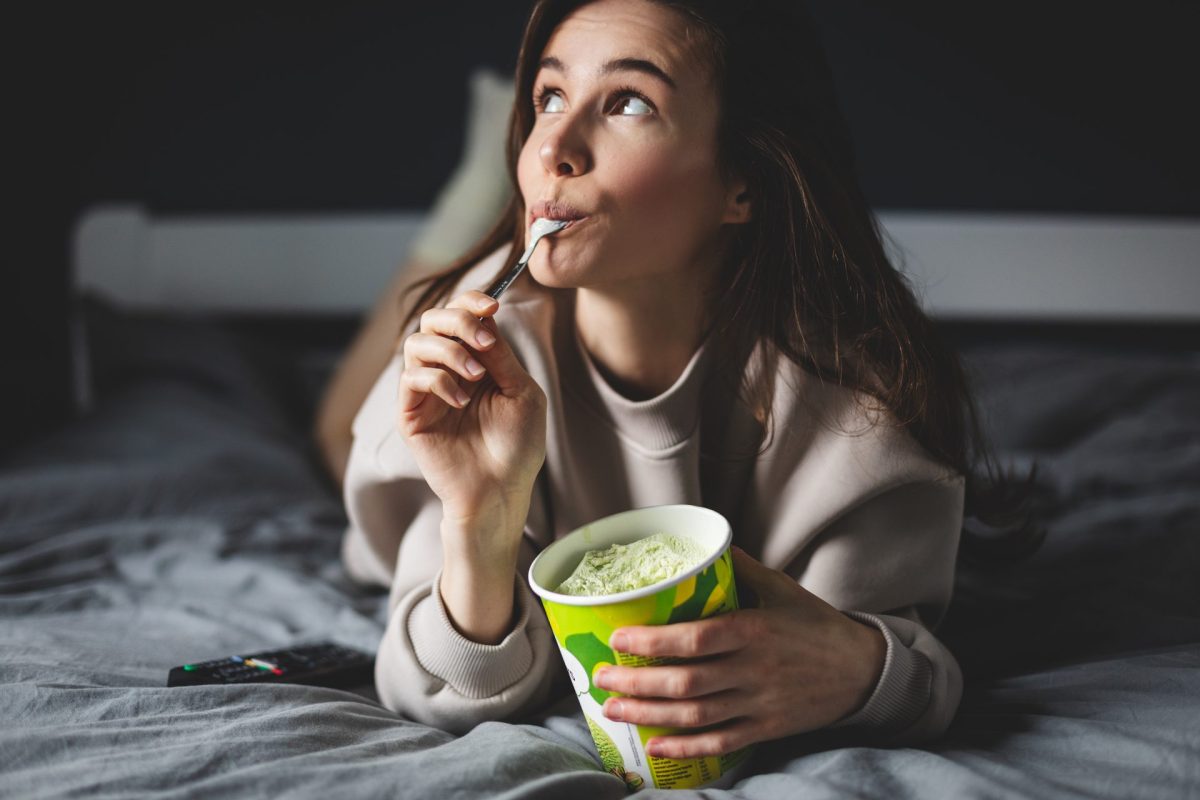 Frau Eis essen im Bett