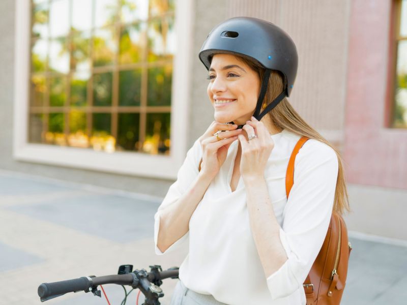 Frau mit Fahrradhelm