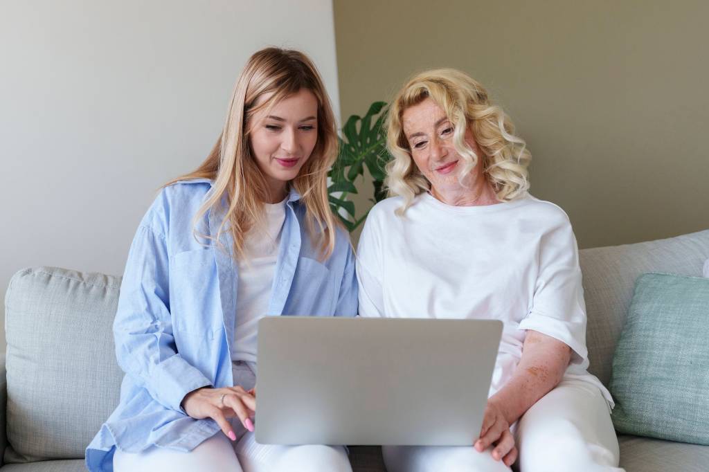 Frau und Mama Laptop