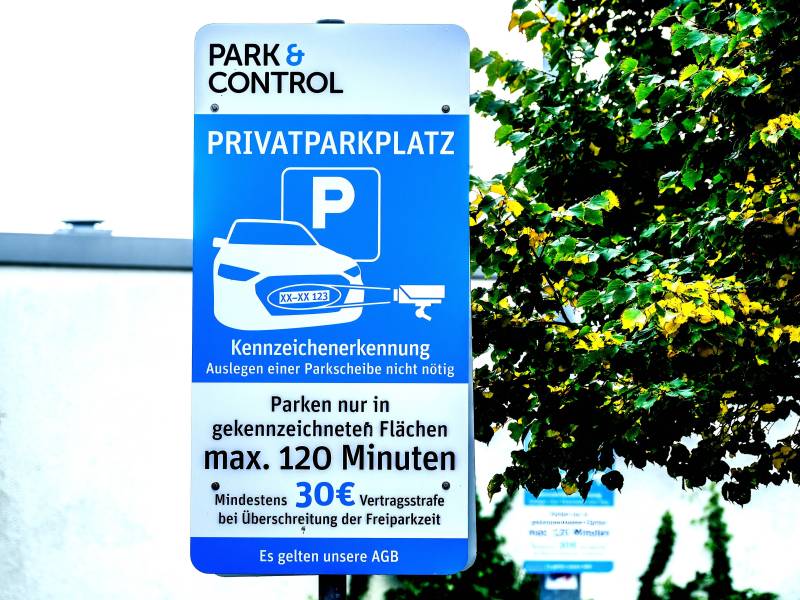 Hinweisschild zur Parkdauer bei einem Supermarkt-Parkplatz.