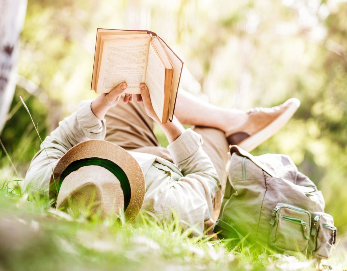 Persönlichkeitstest: Mann liest Buch in der Natur (Symbolbild)