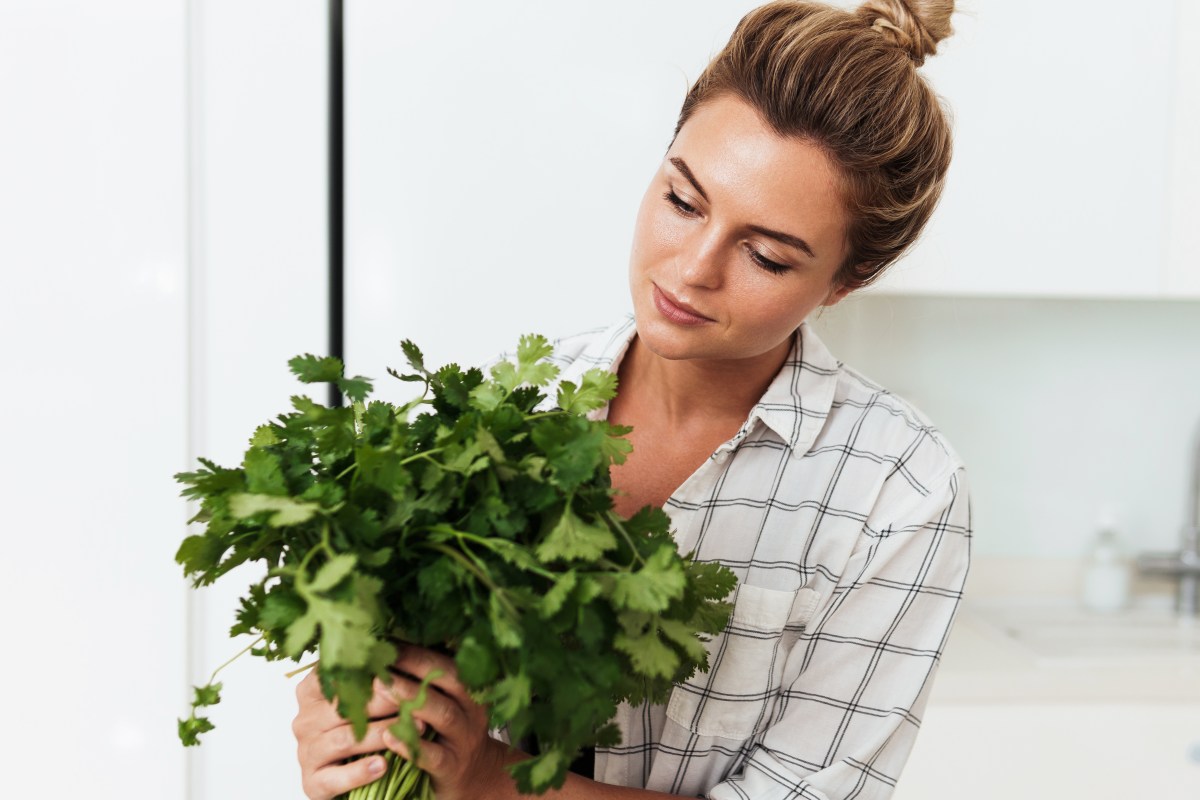 Frau mit Koriander Pflanze: Schmeckt er fÃ¼r dich auch nach Seife? Das ist der Grund