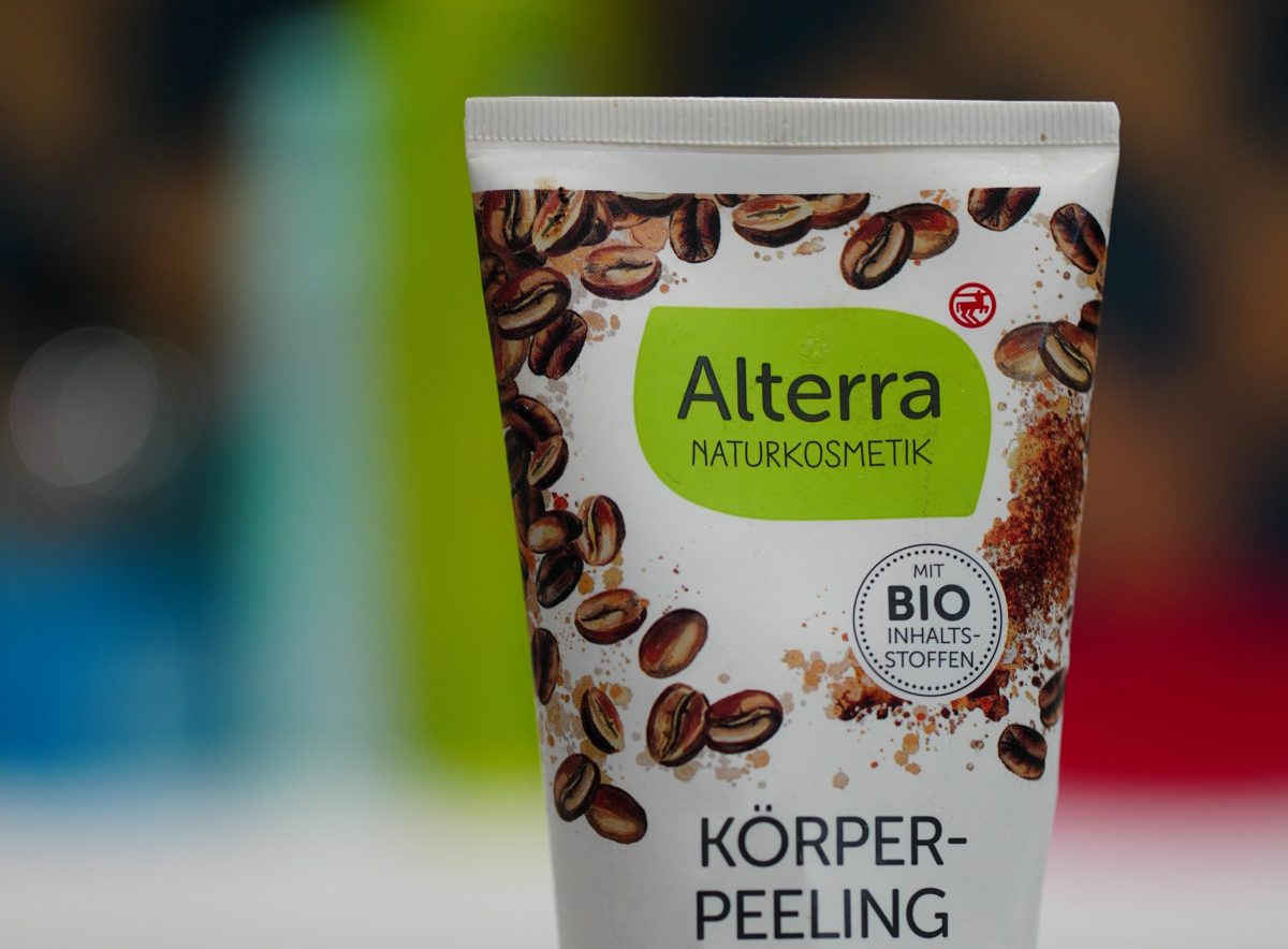 Auf der Suche nach bezahlbarer Naturkosmetik? Dann hast du bestimmt auch ein Alterra-Produkt zuhause. DAs verbirgt sich hinter der Eigenmarke von Rossmann.