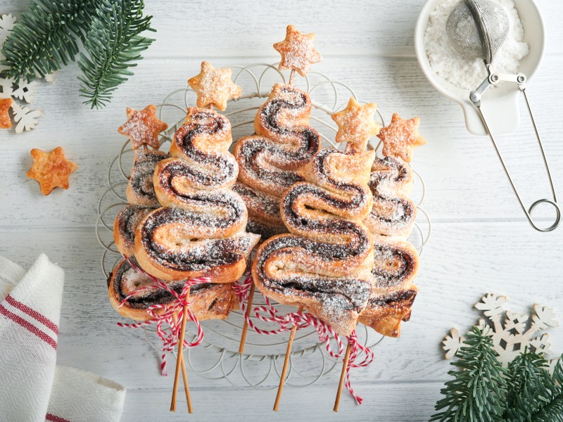 Blätterteig Weihnachtsbäume mit Biscoff oder Nutella