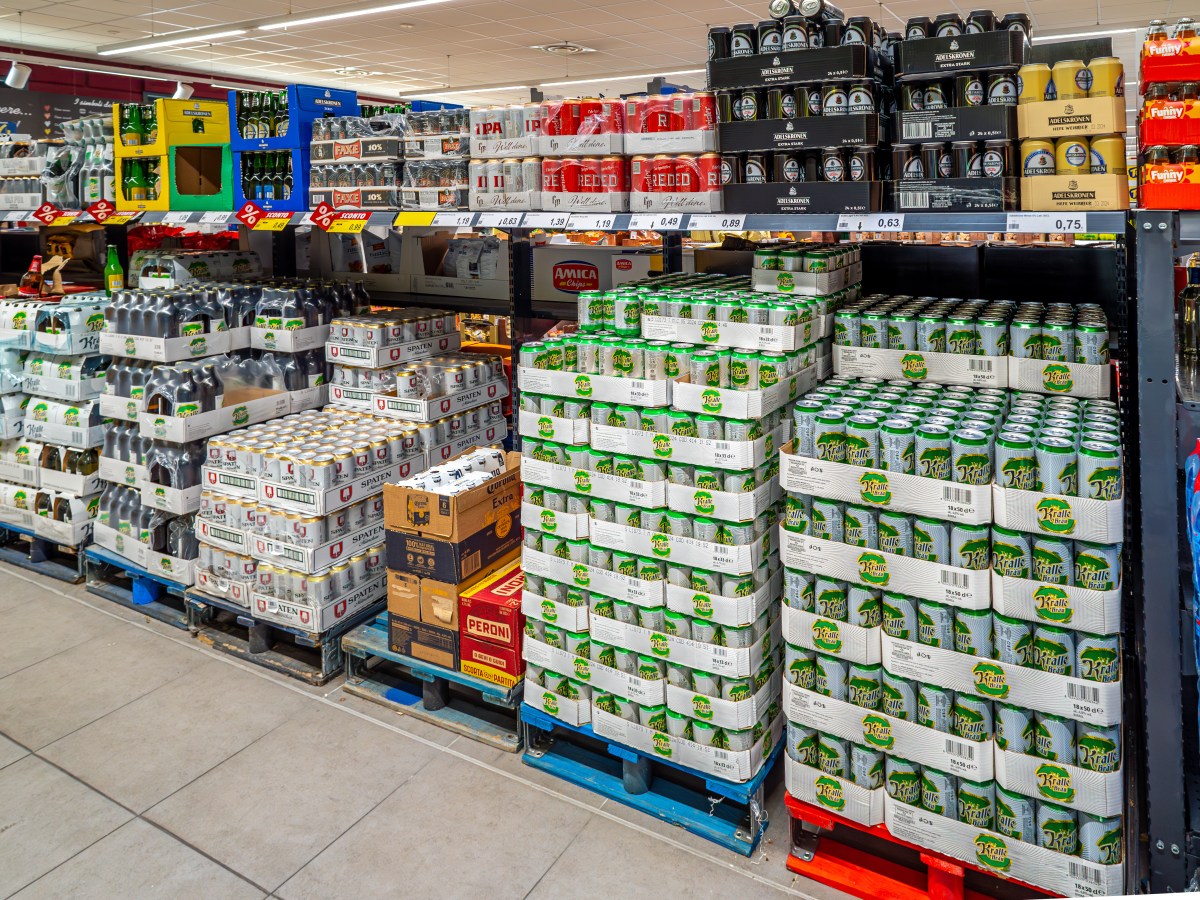 Perlentaucher, MeisterbrÃ¤u, Paderborner und Karlskrone: Die beliebten Eigenmarken der Discounter sind preiswert, obwohl sie von diesen berÃ¼hmten Brauereien stammen.