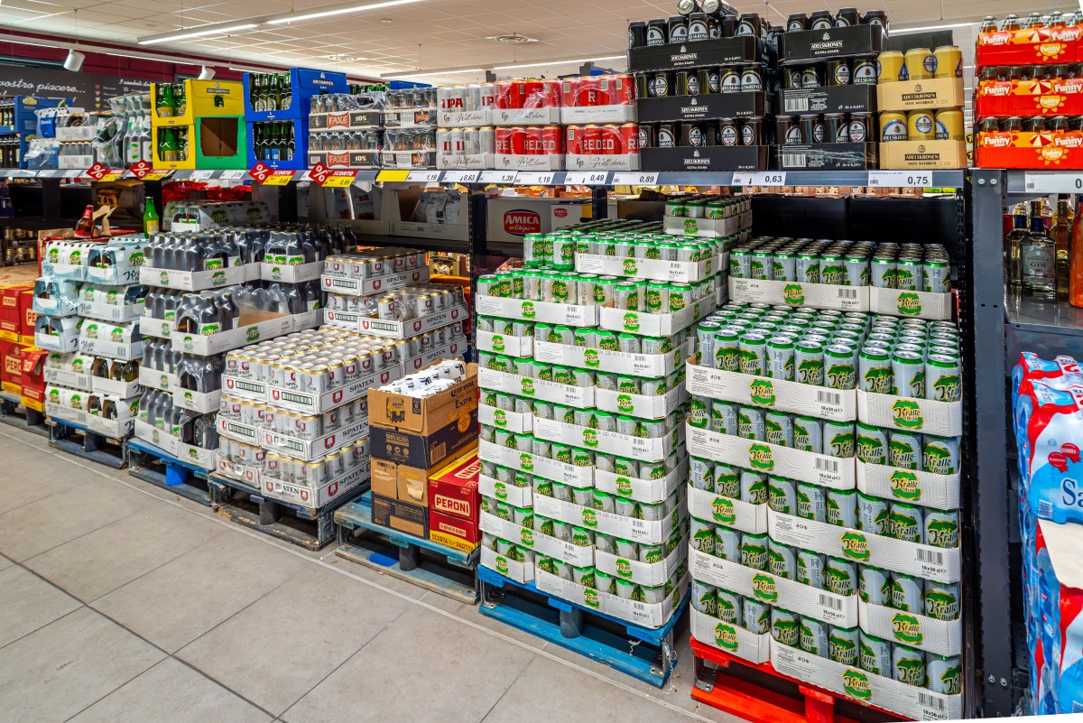 Perlentaucher, MeisterbrÃ¤u, Paderborner und Karlskrone: Die beliebten Eigenmarken der Discounter sind preiswert, obwohl sie von diesen berÃ¼hmten Brauereien stammen.