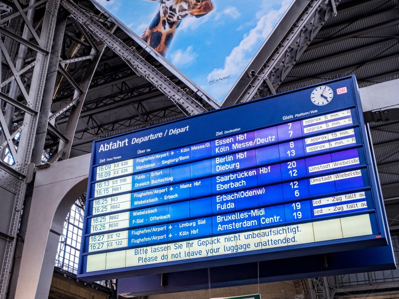 Eine Anzeigentafel an einem Bahnhof.