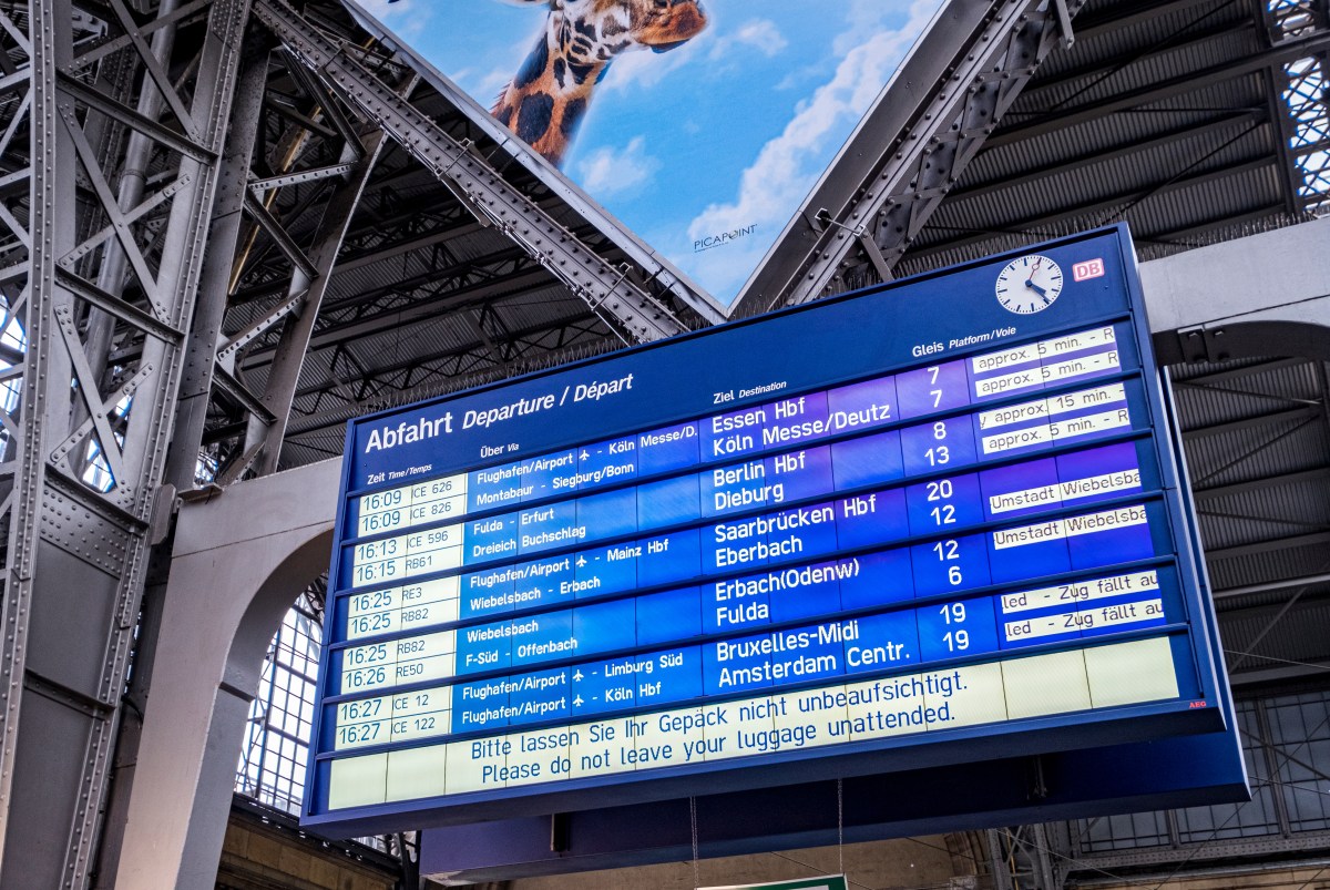 Eine Anzeigentafel an einem Bahnhof.