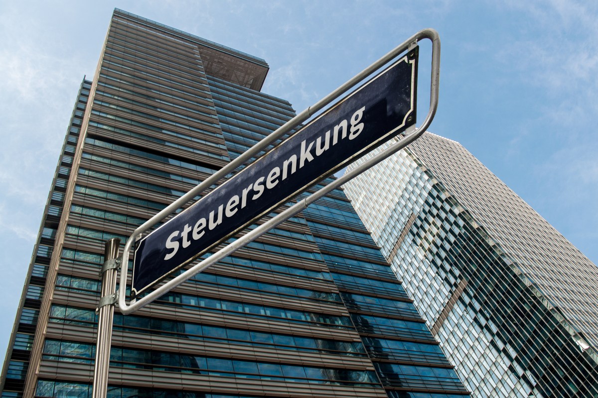 Auf einem Straßenschild steht das Wort "Steuersenkungen".