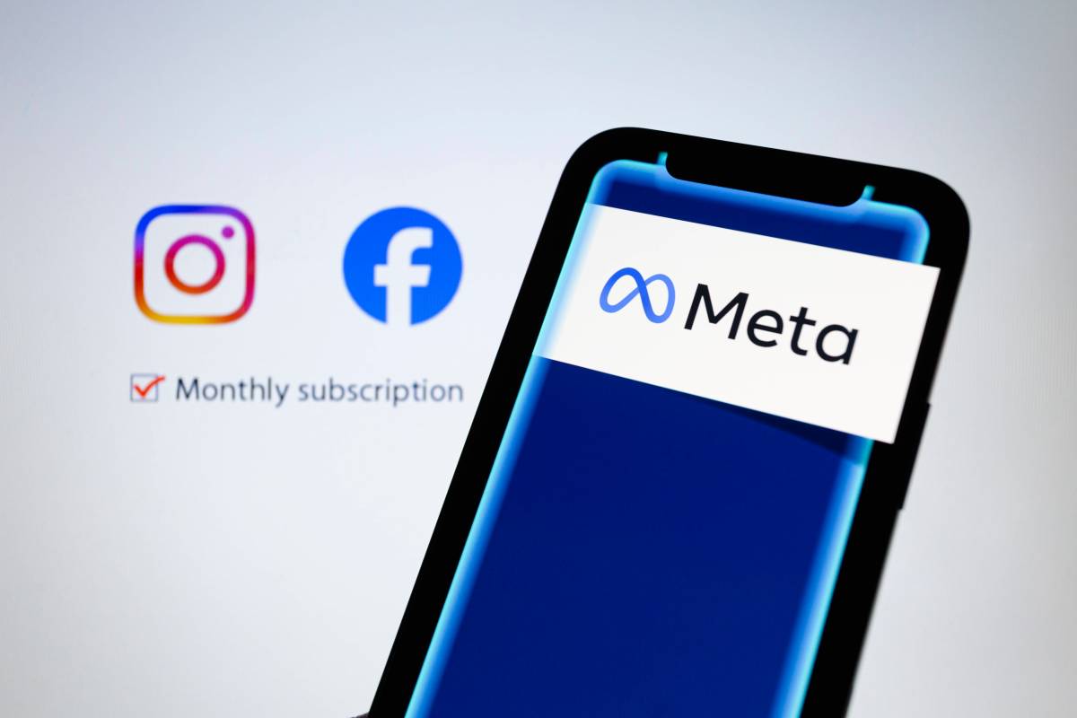 Auf einem Smartphone erscheint das Logo des Unternehmens Meta. Im Hintergrund sind die Logos von Instagram und Facebook zu sehen.