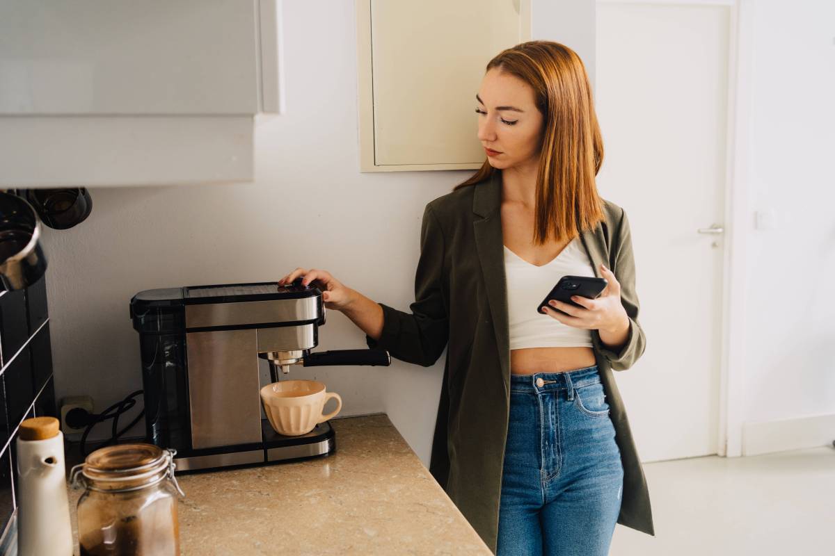 Frau an der Kaffeemaschine