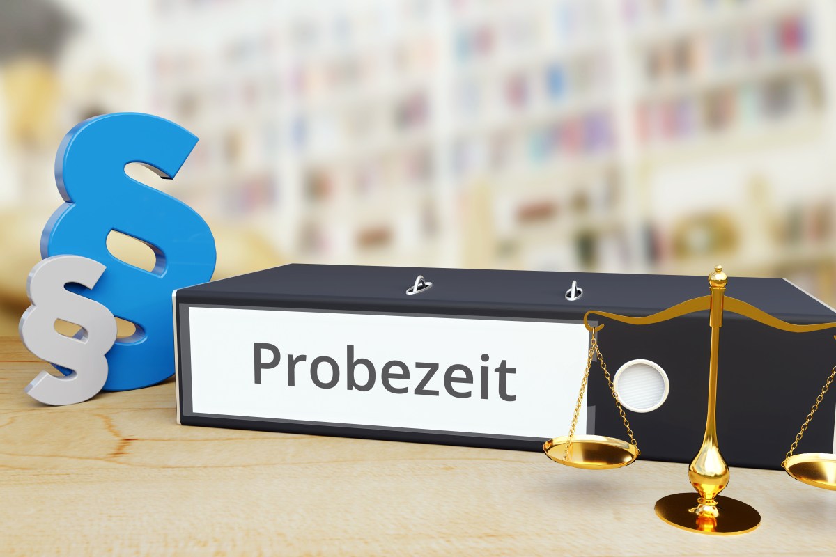 Ein Ordner mit der Aufschrift "Probezeit".