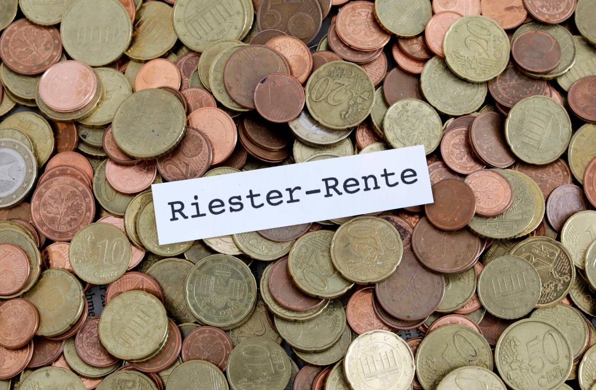 Ein Zettel mit der Aufschrift "Riester-Rente" liegt auf Münzen.