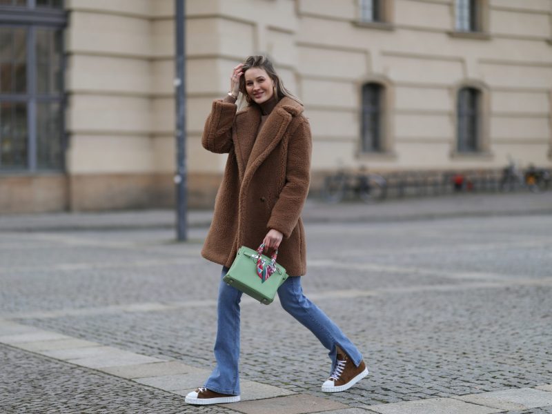 Frau mit braunen Converse Chucks