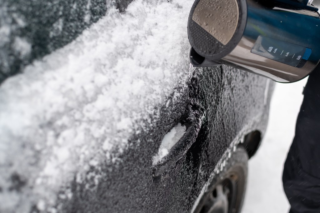 Mit heißem Wasser Eis am Auto entfernen