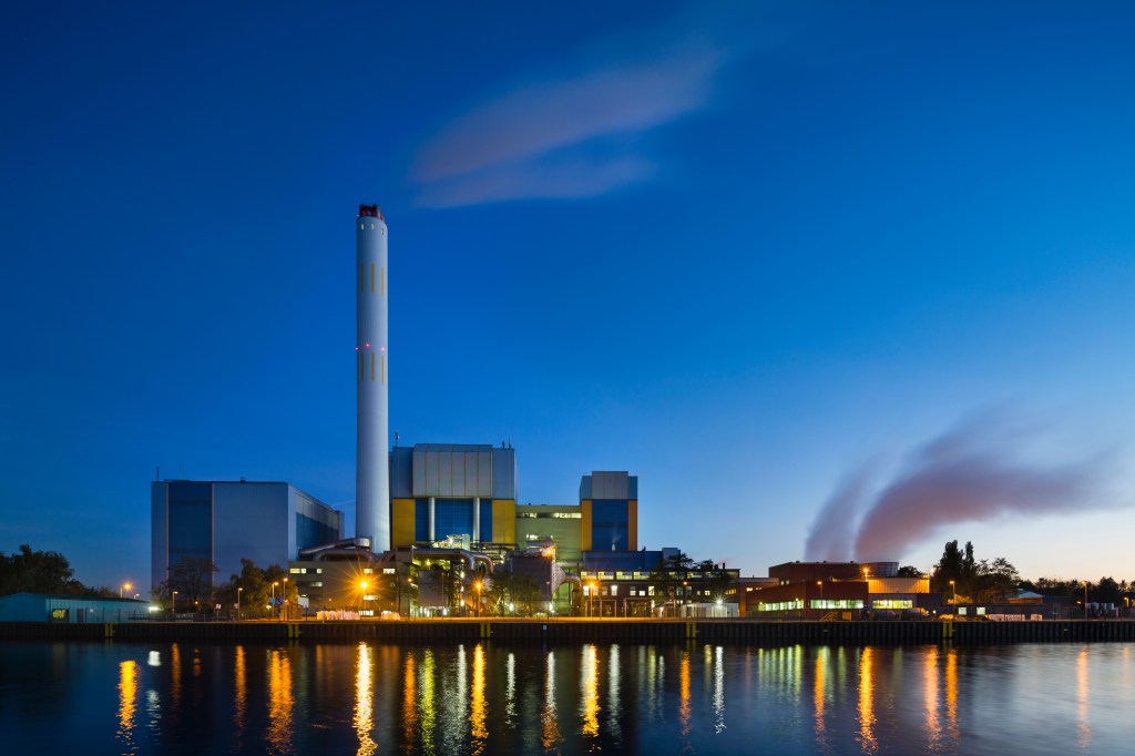 Eine Müllverbrennungsanlage im Sonnenuntergang.