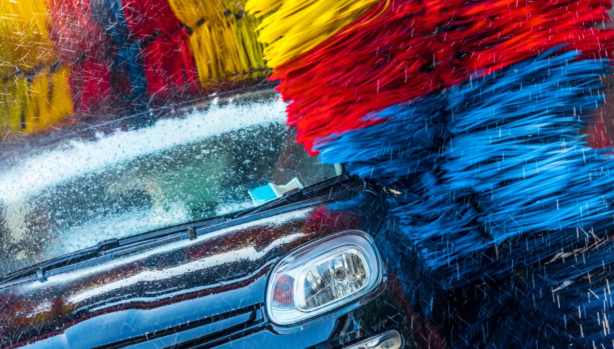 Gerade im Winter muss es häufiger mal sein. Darf ich am Sonntag oder Feiertag mein Auto waschen? Diese Regeln gelten in deinem Bundesland.