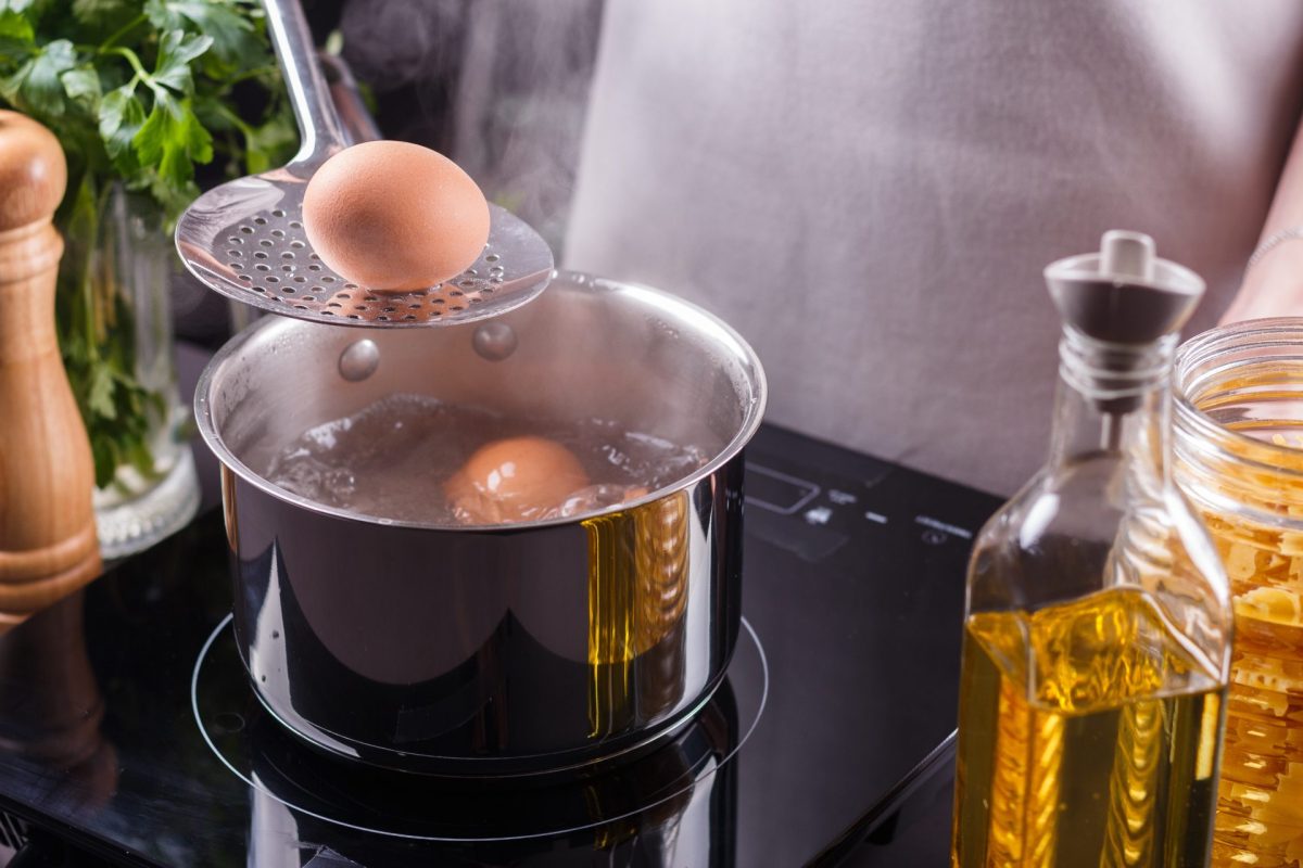 Eier kochen im Topf