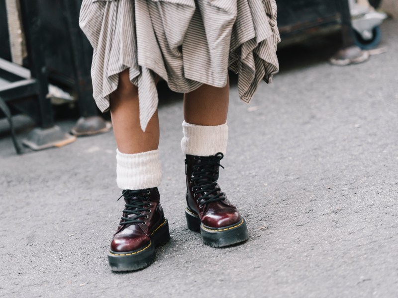 Frau in Dr. Martens steht auf StraÃŸe