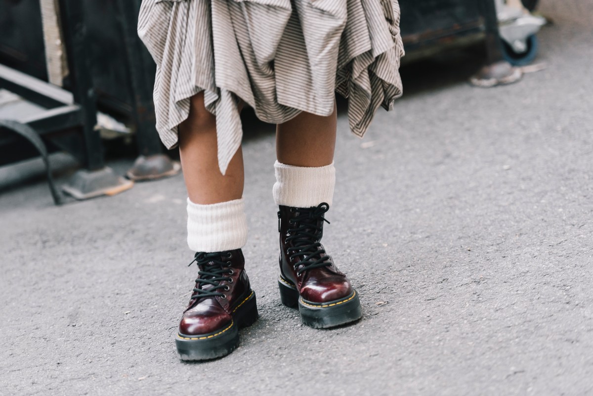 Frau in Dr. Martens steht auf StraÃŸe