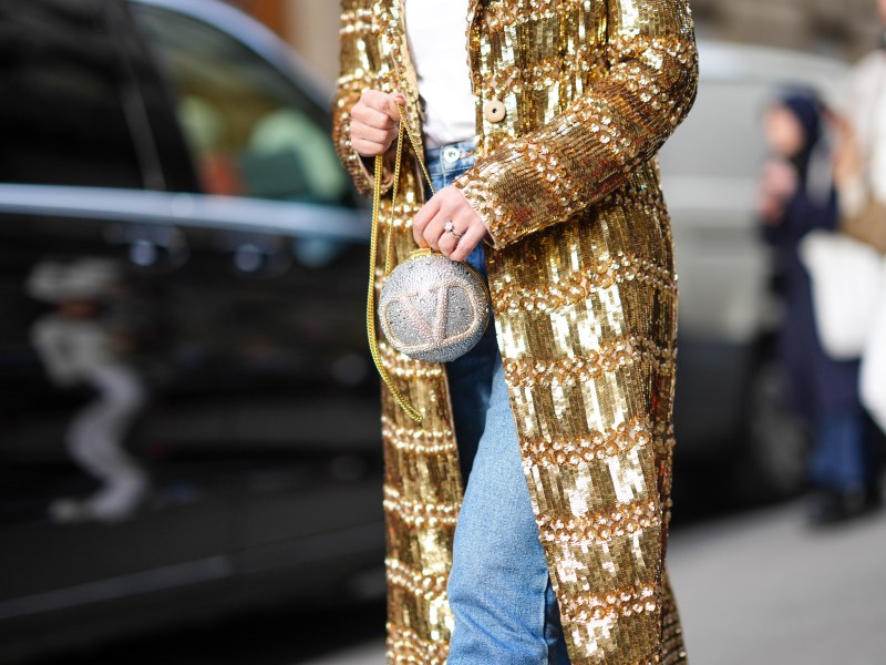 Frau trÃ¤gt goldenen Mantel