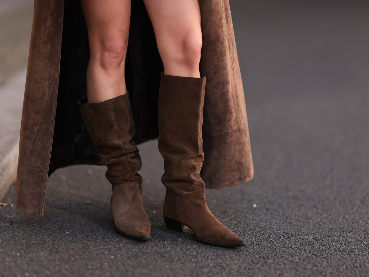 Frau mit Stiefel auf StraÃŸe