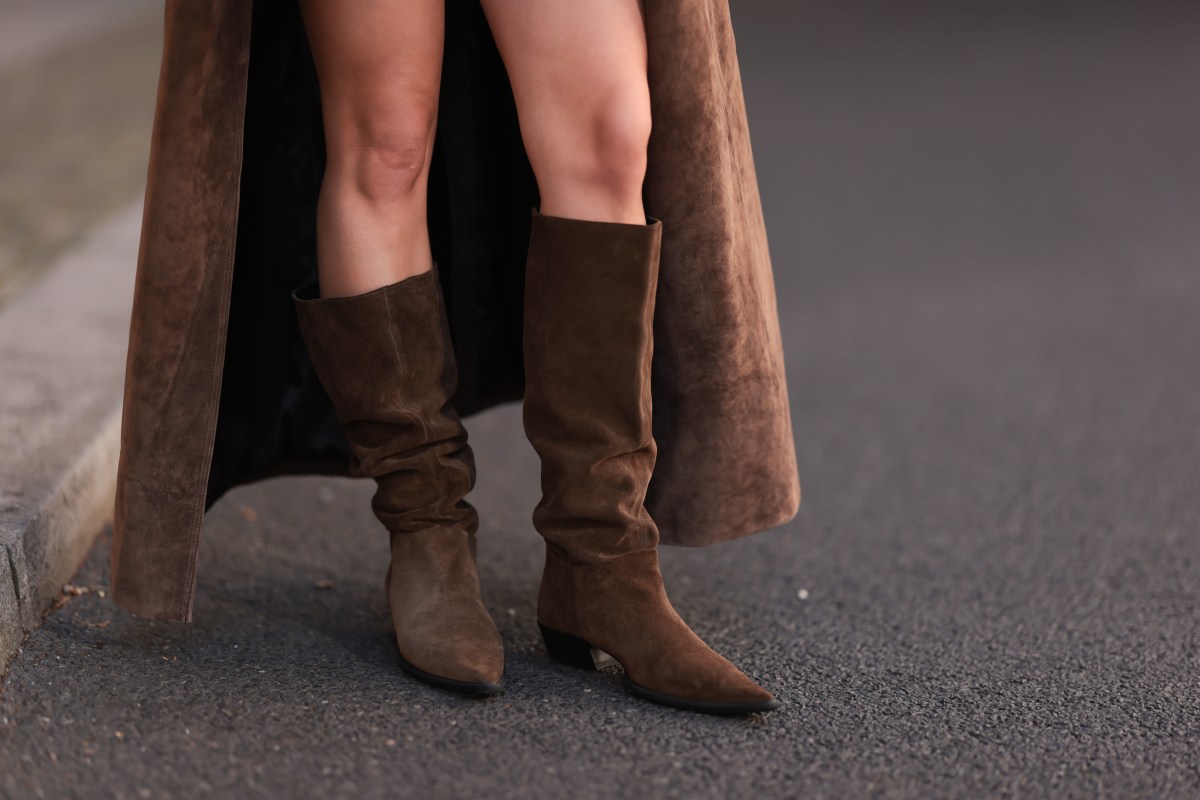 Frau mit Stiefel auf StraÃŸe