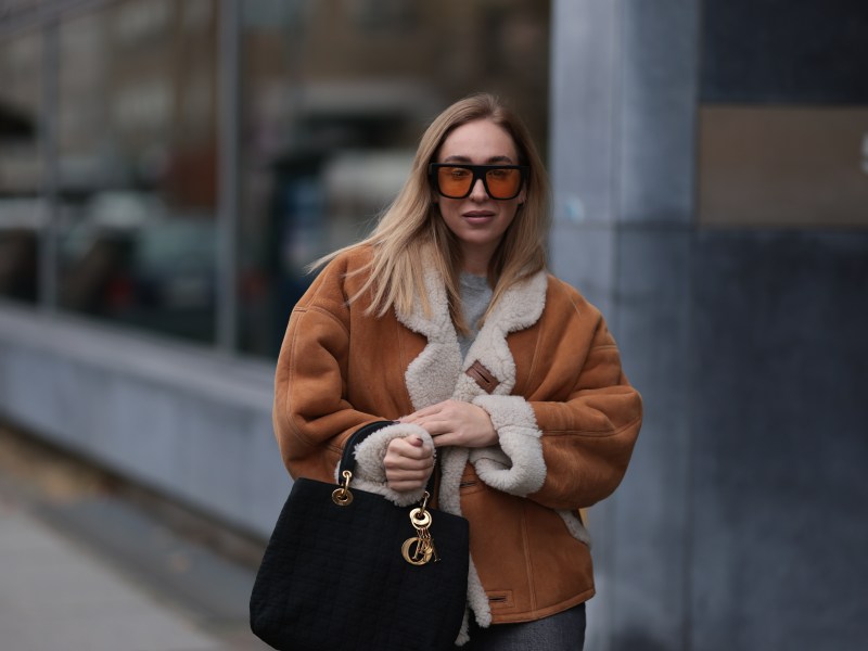 Frau trÃ¤gt Shearling Jacke