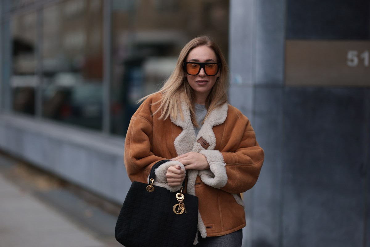 Frau trÃ¤gt Shearling Jacke