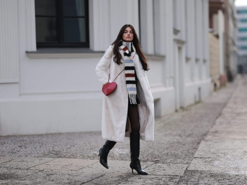 Frau mit Stiefel und Kleid