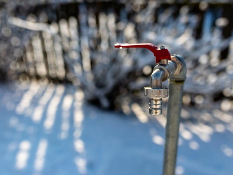 Wasserhahn im Winter