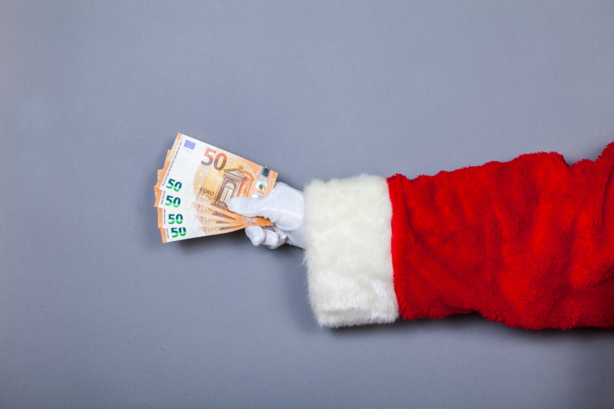 Weihnachtsmann hÃ¤lt 50-Euro-Scheine in Hand