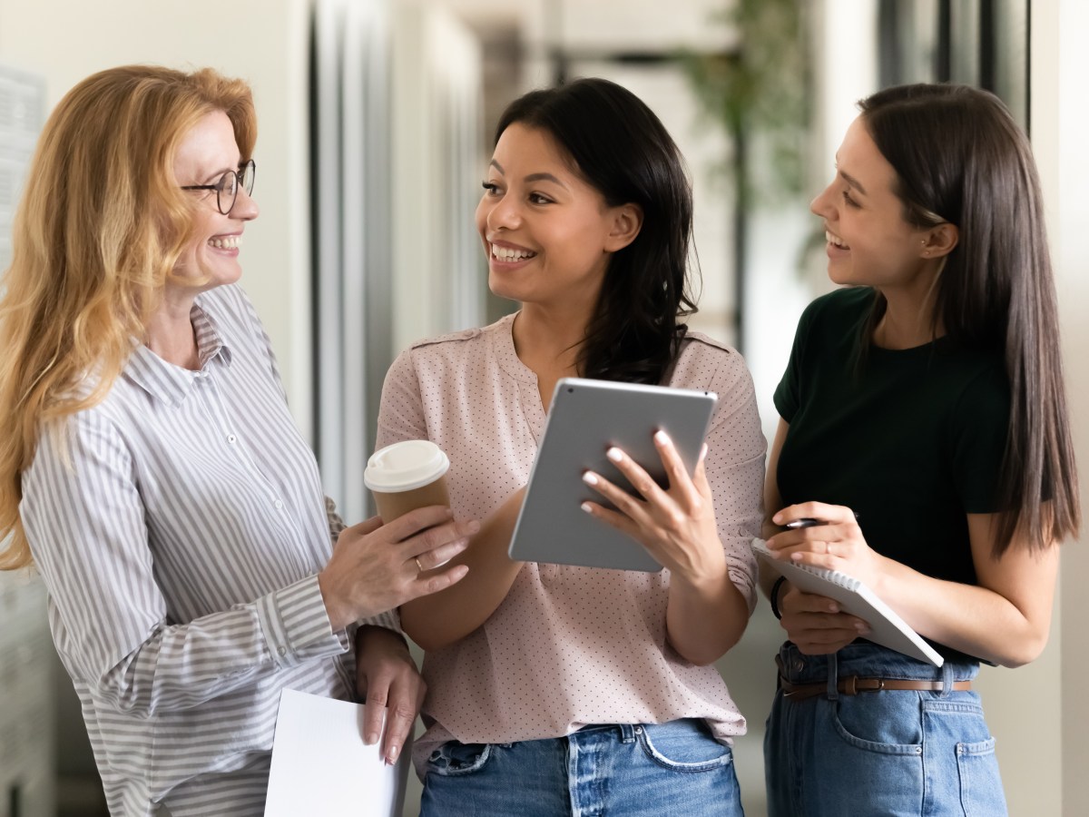 Drei Frauen reden im BÃ¼ro.