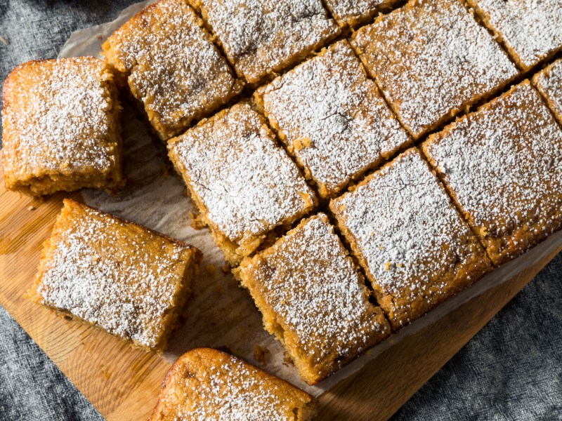 So einfach und sooo lecker: Der schnellste Apfelkuchen der Welt kommt mit nur vier Zutaten und ohne Schälen aus. In nur 30 Minuten steht die saftige Leckerei auf deinem Tisch. HIer geht's zum Rezept.