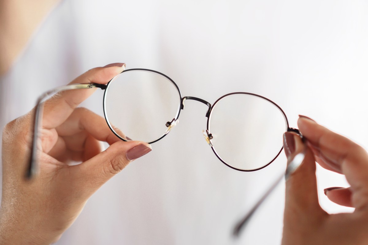 Eine Person hÃ¤lt eine Brille in der Hand.