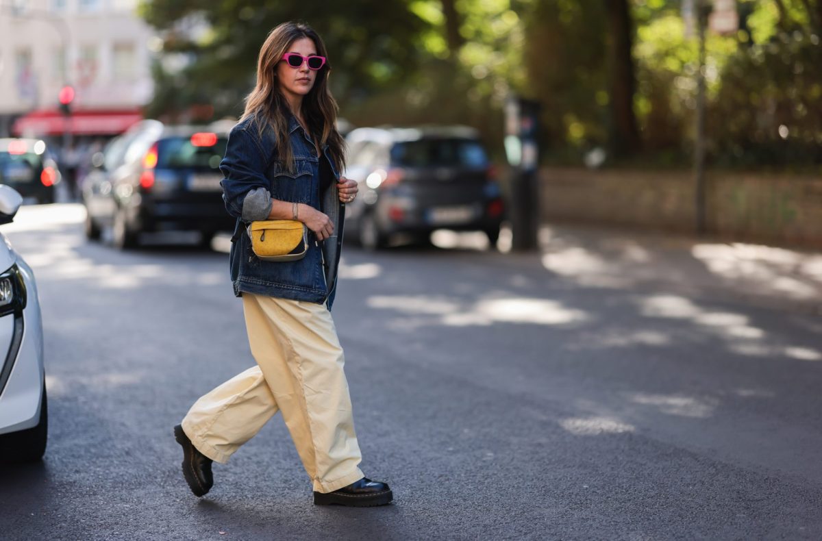 Frau mit Dr. Martens