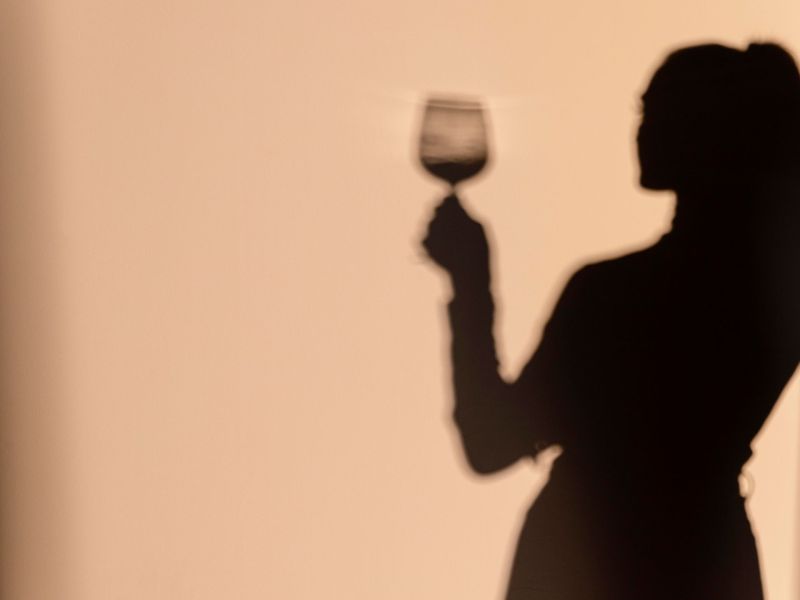 Frau Silhouette Weinglas Dry January