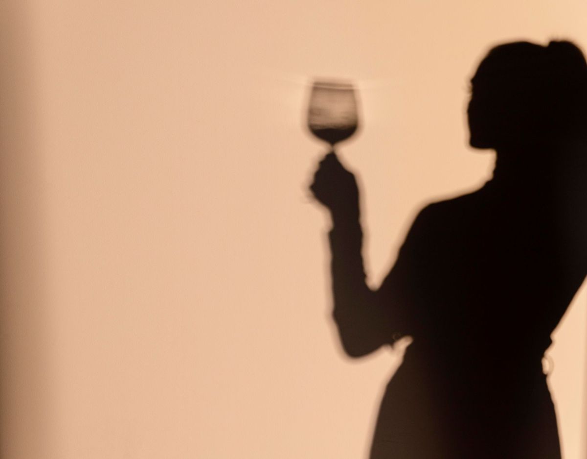 Frau Silhouette Weinglas Dry January