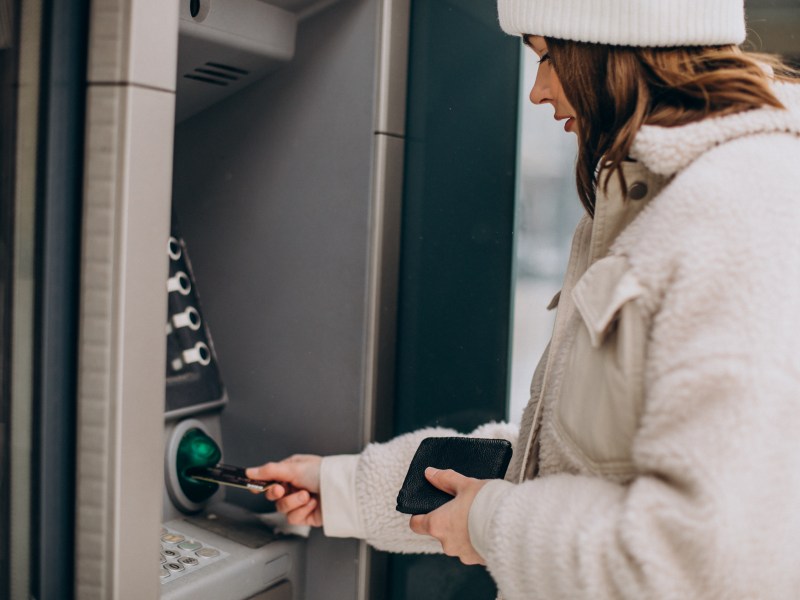 Frau Geldautomat