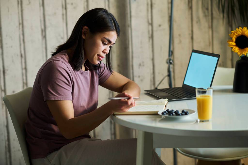 Frau Wohnung laptop