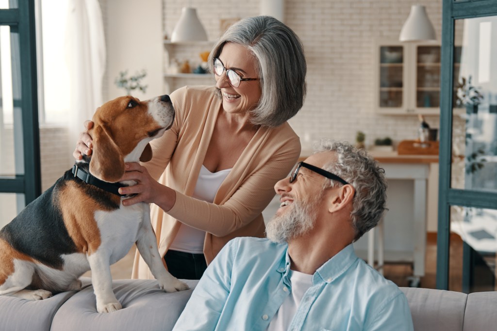 alte Menschen mit Hund