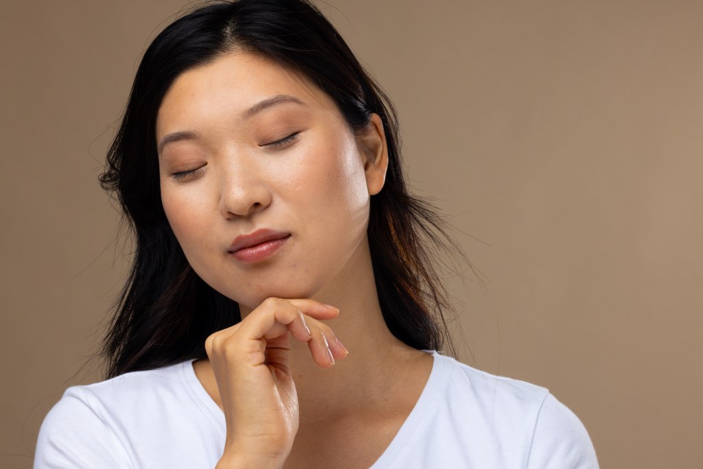 Eine Frau trägt leichtes Make-Up.