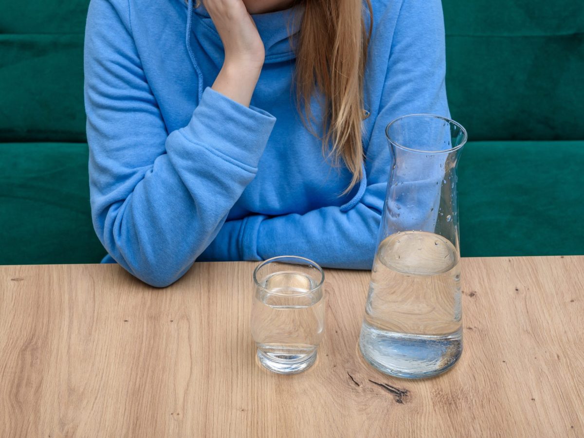 Frau Wasser trinken