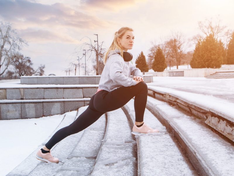 Frau Stretching Schnee