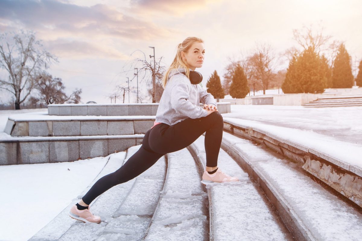 Frau Stretching Schnee