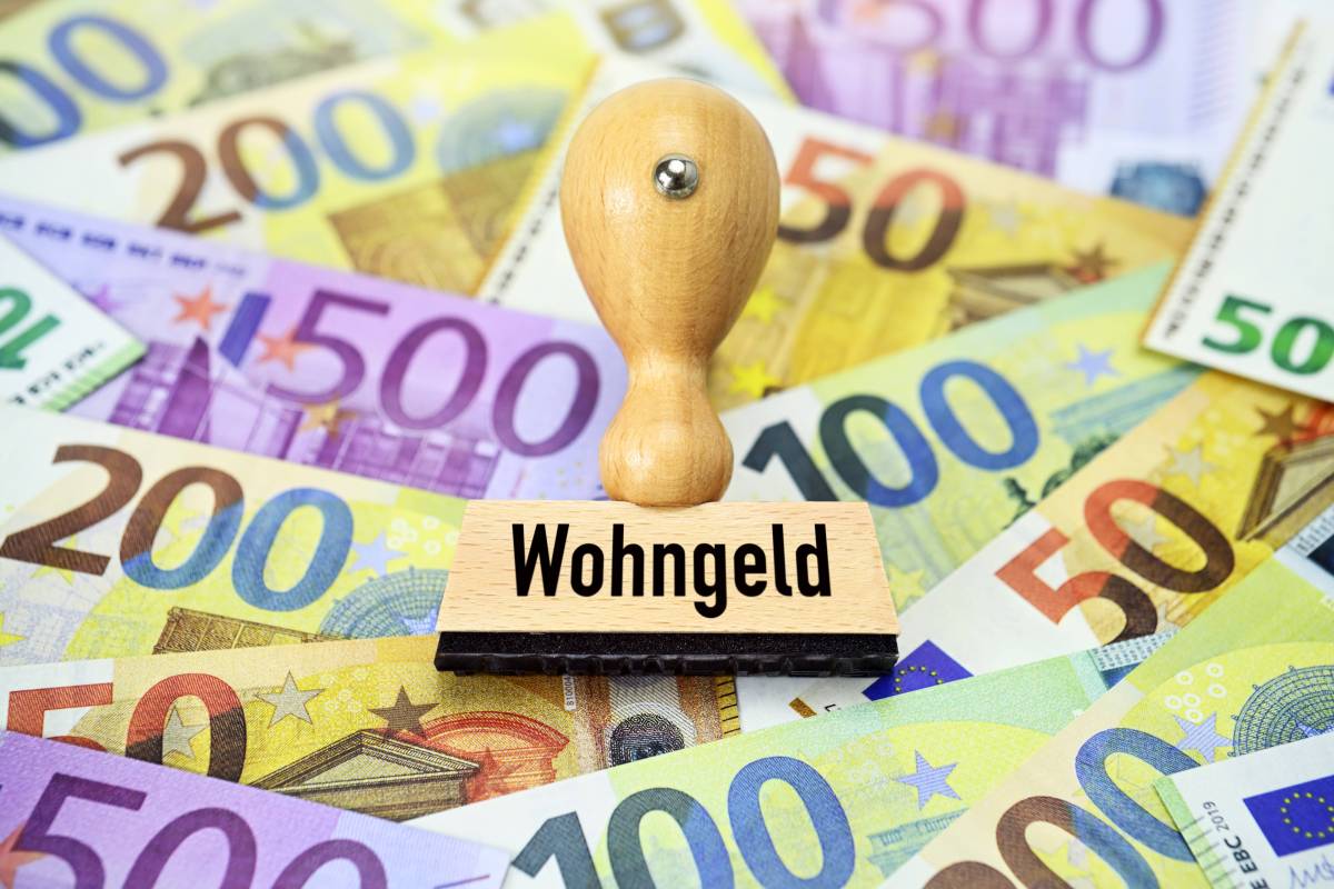 Ein Stempel mit der Aufschrift "Wohngeld" liegt auf Geldscheinen.