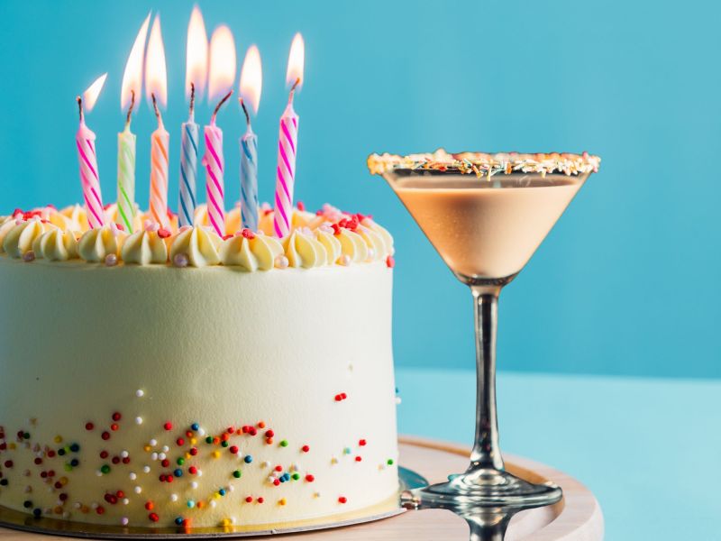 Torte und Cocktail: Birthday Cake Martini Cocktail mit Baileys