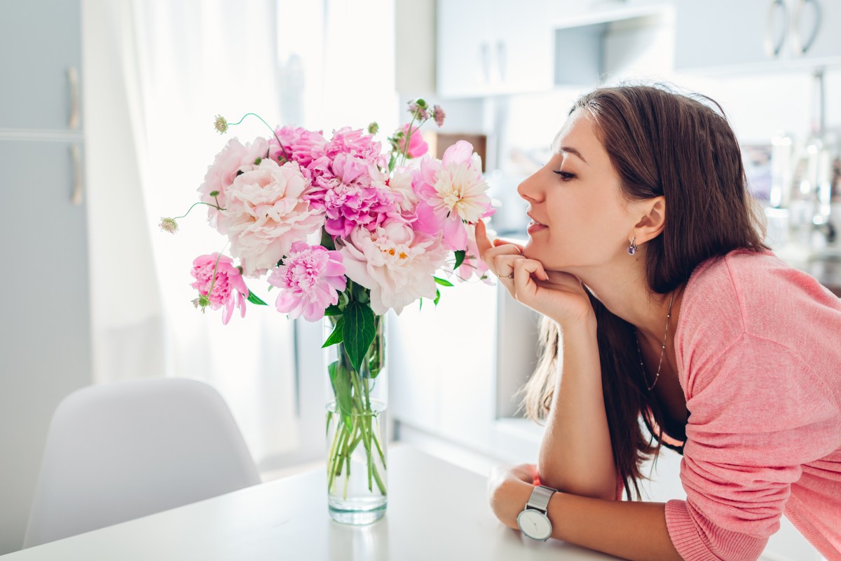 Frau mit Schnittblumen