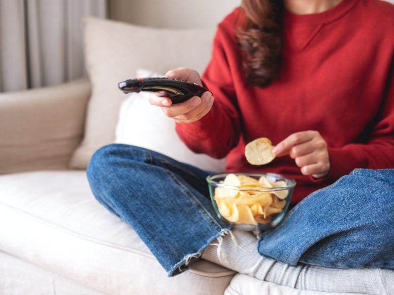 Frau Chips essen