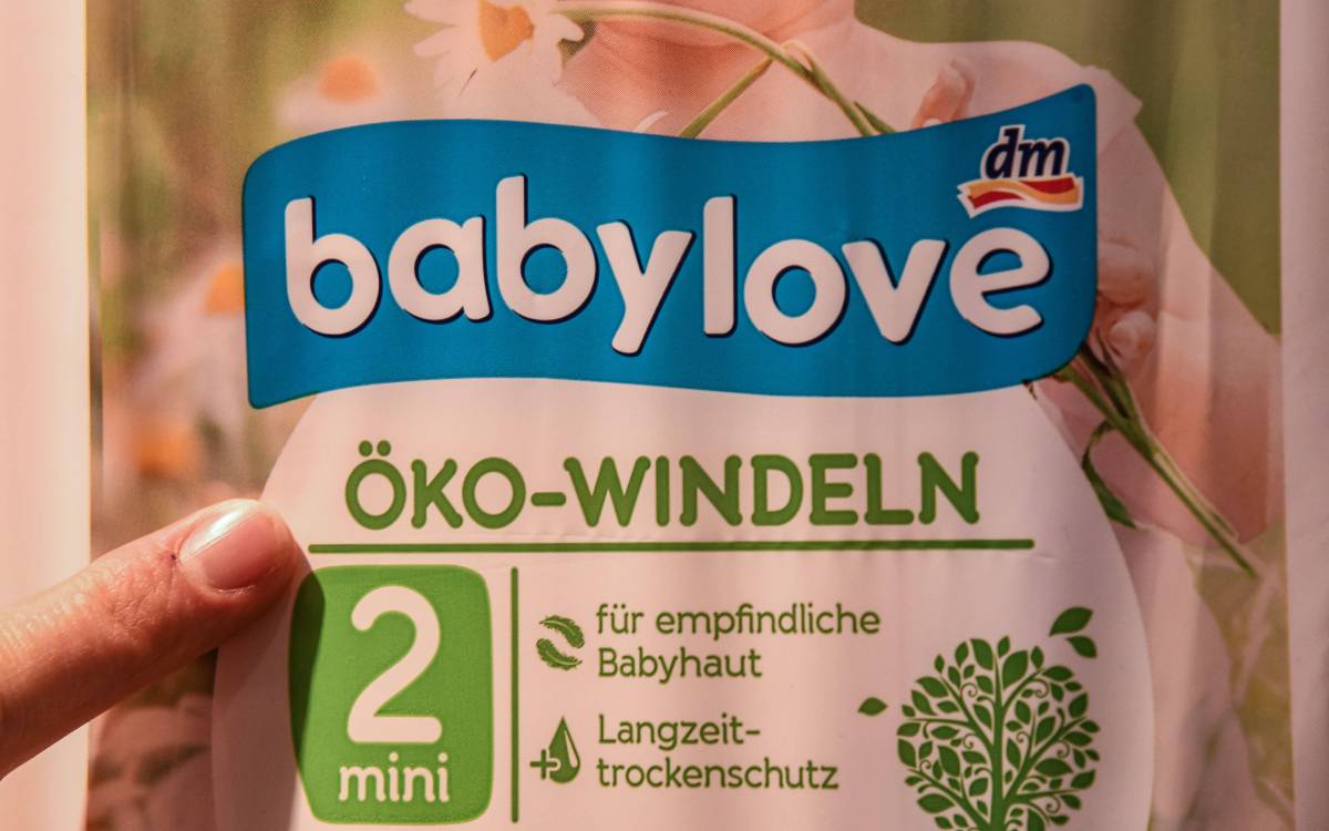 Eltern greifen wegen des Preis-LeistungsverhÃ¤ltnisses gern zu babylove-Produkten wie den Windeln. Ein Blick hinter die Kulissen der dm Eigenmarke fÃ¼r Babyprodukte.